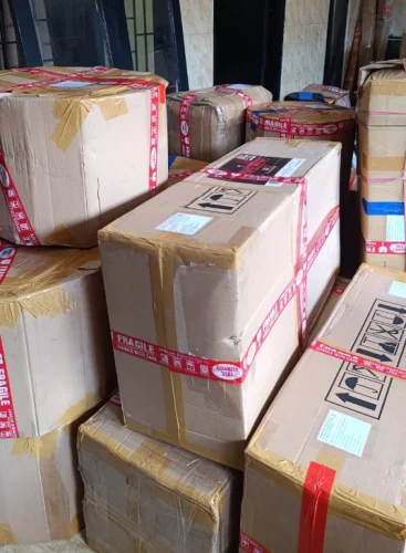 Packing dan pengiriman pesanan Drumband Juara