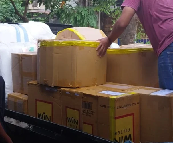 Packing dan pengiriman pesanan Drumband Juara