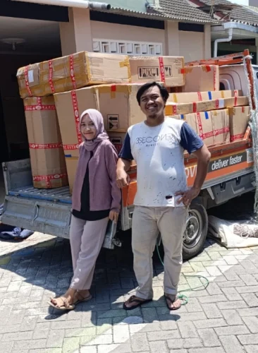 Packing dan pengiriman pesanan Drumband Juara