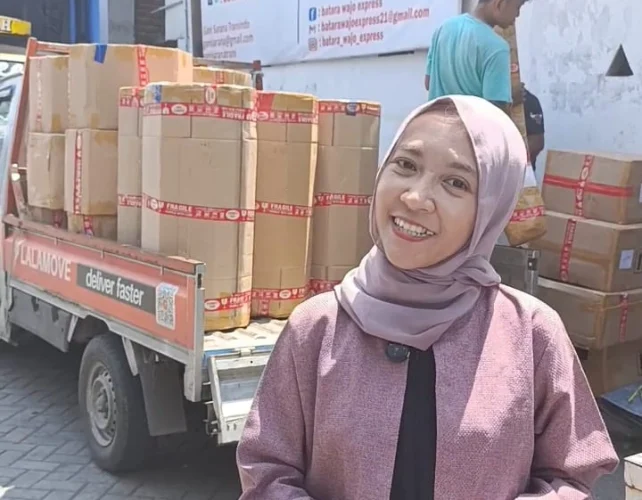 Packing dan pengiriman pesanan Drumband Juara