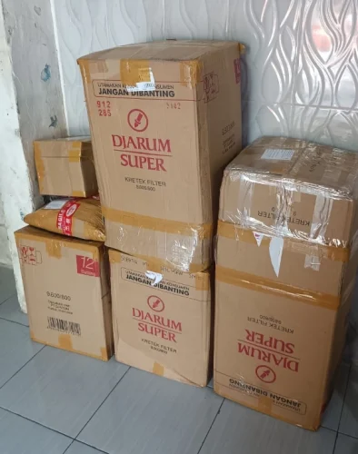 Packing dan pengiriman pesanan Drumband Juara