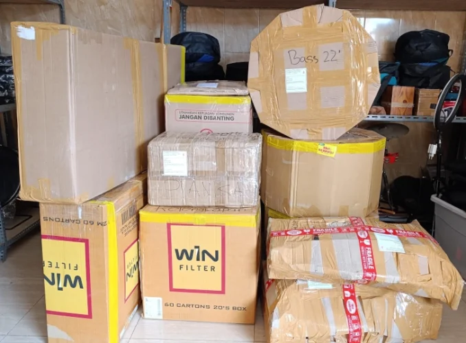 Packing dan pengiriman pesanan Drumband Juara