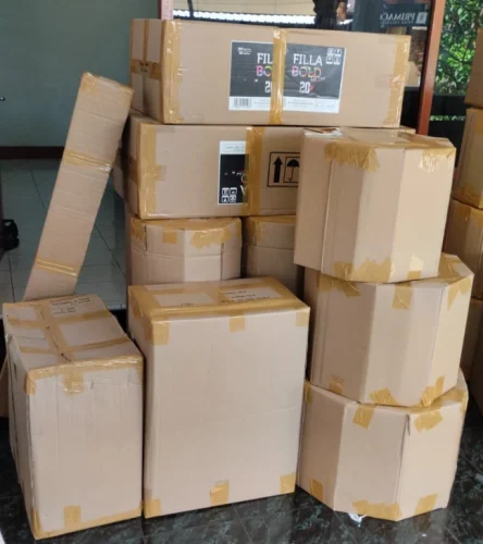 Packing dan pengiriman pesanan Drumband Juara